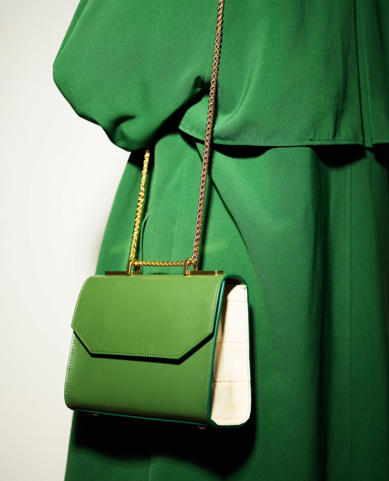 حقيبة نوال باللون الأخضر الزيتوني مع سلسة 